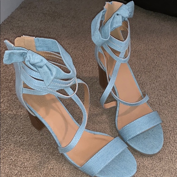 Blue heel with hi ankle straps - Picture 2 of 3